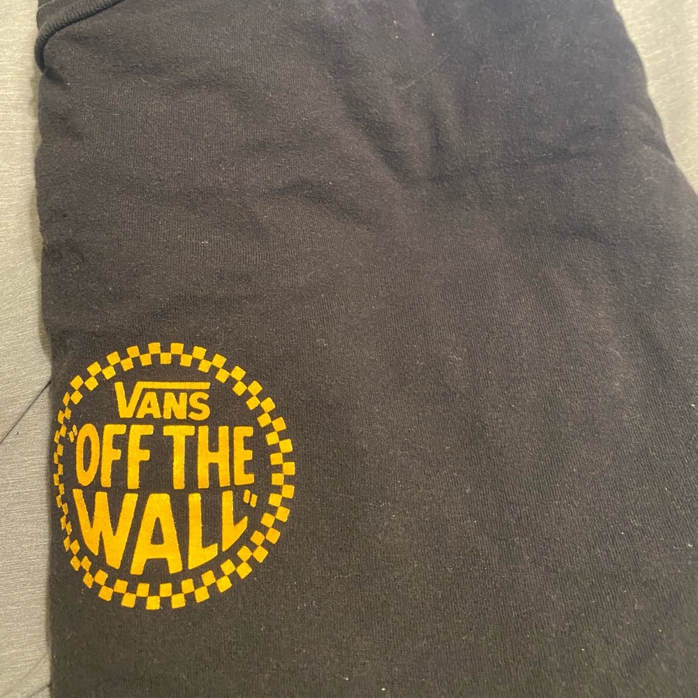 Mens 2X vans off the wall logo on front small. And big logo on the back. Yellow